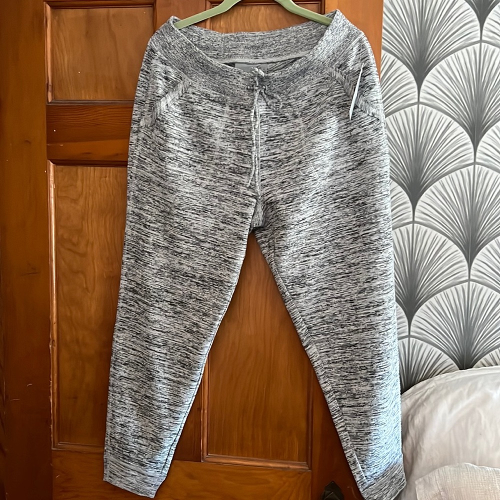 NWT Athleta Techie Sweat Ankle Pant Size: Medium - Picture 2 of 14